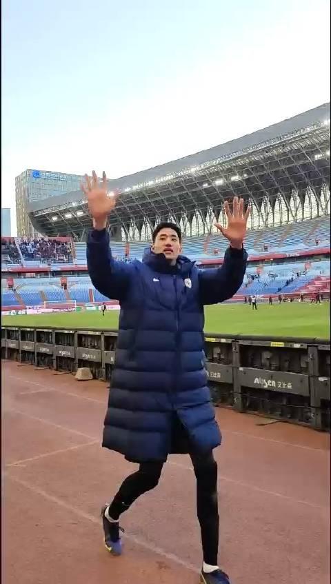 关于泰山错失单刀球，莱比锡门将神勇扑救成最大功臣！的信息